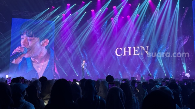 Chen EXO di acara Saranghaeyo Indonesia 2024 yang digelar di Beach City International Stadium, Ancol, Jakarta Utara pada Sabtu (4/5/2024). [Suara.com/Sumarni]