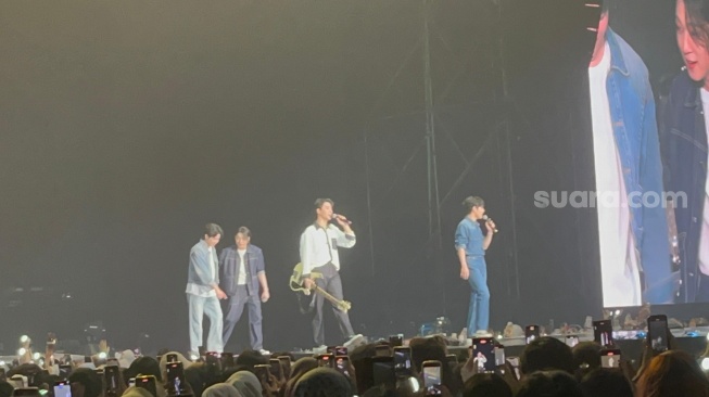 DAY6 di Festival musik Saranghaeyo Indonesia 2024, Beach City International Stadium, Ancol, Jakarta Utara, Sabtu (4/5/2024) [Suara.com/Rena Pangesti]