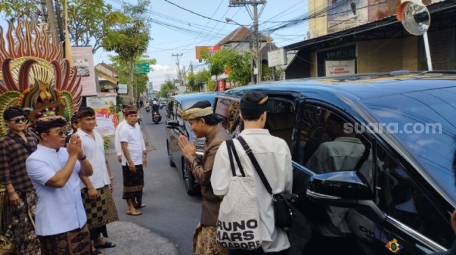 Rizky Febian Tiba di Rumah Mahalini Dengan Pakaian Adat Bali, Didampingi Sule