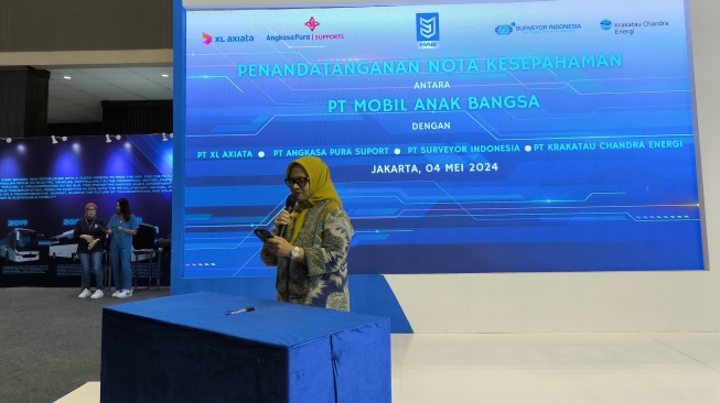 CEO XL Axiata Dian Siswarini berpidato sebelum menandatangani MOU pemanfaatan IOT dengan PT MAB di PEVS 2024, Sabtu (4/5/2024). [Suara.com/Liberty Jemadu]