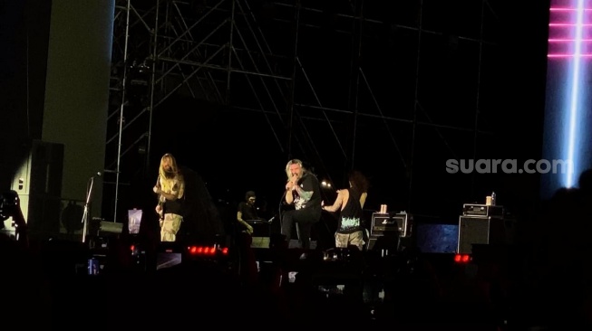 Aksi panggung band metal Suicide Silence di panggung Hammersonic 2024 di Pantai Carnaval Ancol, Jakarta, Minggu (5/5/2024). [Suara.com/Adiyoga Priyambodo]