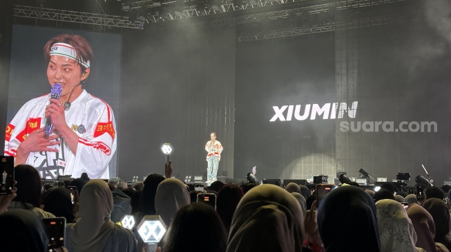 Disambut Antusias Fans, Xiumin EXO 'Kepanasan' Manggung di Saranghaeyo Indonesia 2024