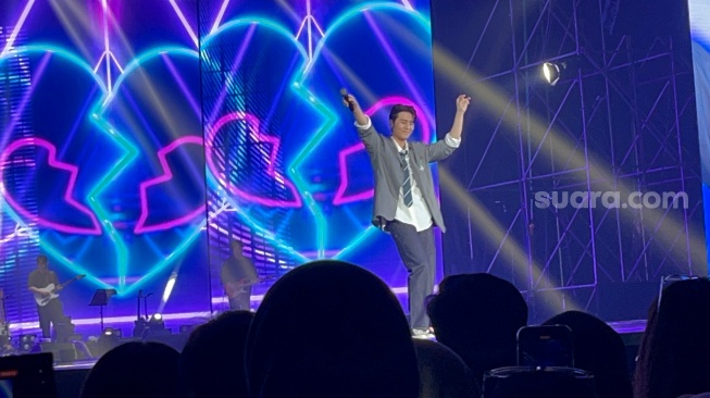 Young K di Festival musik Saranghaeyo Indonesia 2024, Beach City International Stadium, Ancol, Jakarta Utara, Sabtu (4/5/2024) [Suara.com/Rena Pangesti]