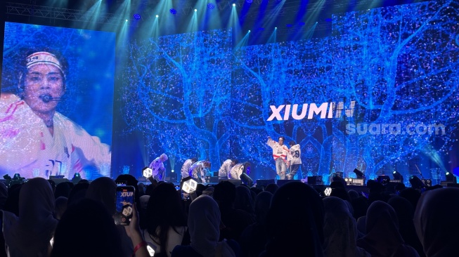 Xiumin EXO di acara Saranghaeyo Indonesia 2024 yang digelar di Beach City International Stadium, Ancol, Jakarta pada Sabtu (4/5/2024). [Suara.com/Sumarni]