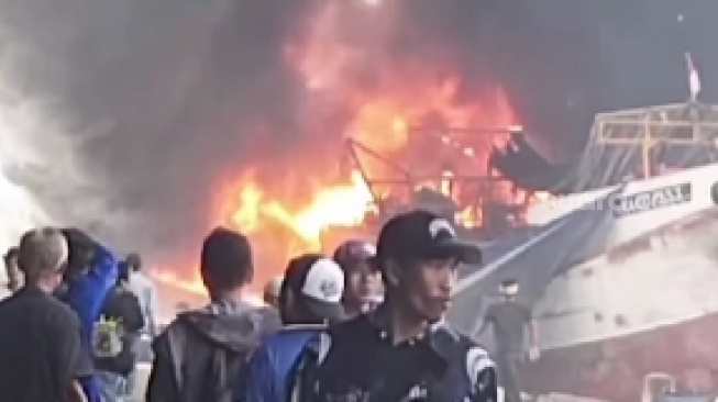 Dua Kapal Terbakar di Muara Baru Bikin Panik, Warga Berlarian Padamkan Api