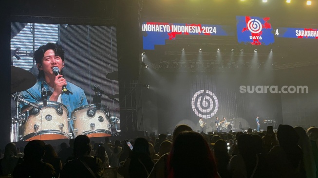 DAY6 di Festival musik Saranghaeyo Indonesia 2024, Beach City International Stadium, Ancol, Jakarta Utara, Sabtu (4/5/2024) [Suara.com/Rena Pangesti]