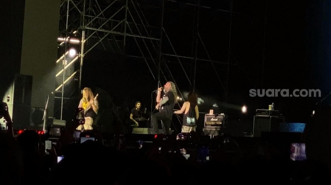 Aksi panggung band metal Suicide Silence di panggung Hammersonic 2024 di Pantai Carnaval Ancol, Jakarta, Minggu (5/5/2024). [Suara.com/Adiyoga Priyambodo]