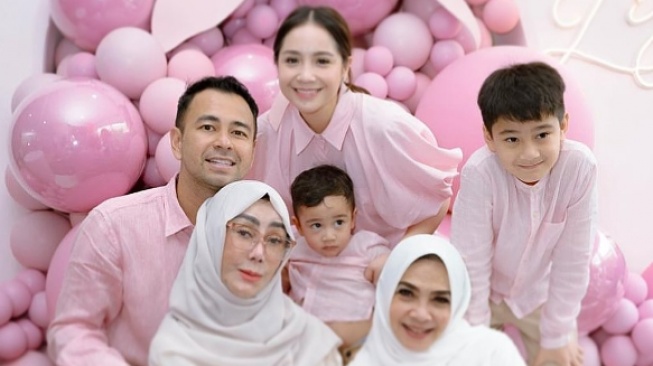 Raffi Ahmad Gelar Acara Aqiqah Lily, Dandanan Mama Amy Jadi Perbincangan