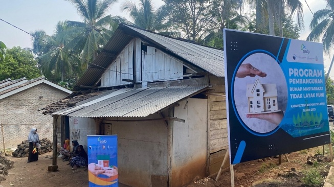 Dukung Pengentasan Kemiskinan Ekstrem, ASDP Berikan Bantuan Bedah Rumah di Lampung Selatan