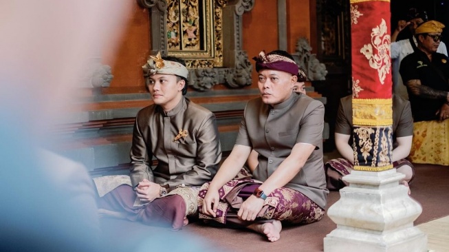 Sule hadir saat putra sulungnya, Rizky Febian menjalani acara adat mepamit, dalam rangkaian acara pernikahan dengan Mahalini, di kediaman Mahalini di Bali, Minggu (5/5/2024). [Instagram]