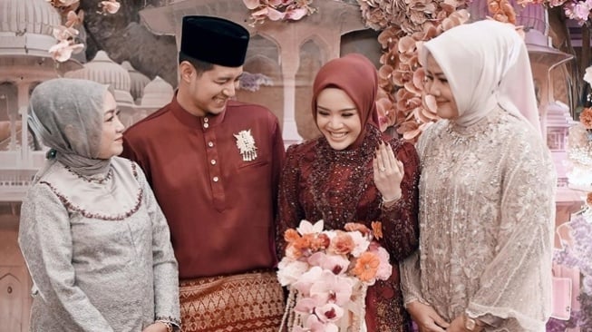 Potret Pertunangan Chand Kelvin dan Dea Sahirah (Instagram/thepotomoto)