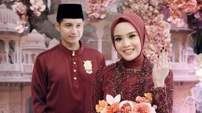 Potret Pertunangan Chand Kelvin dan Dea Sahirah (Instagram/thepotomoto)