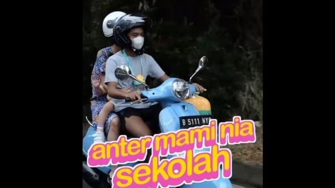 Betrand Peto memboncengkan Sarwendah menggunakan Vespa Primavera S (Facebook/Sarwendah)