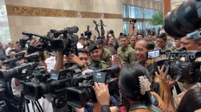 Mendadak Cosplay jadi Awak Media, Jokowi Ketawa Ngakak Nge-Prank Wartawan