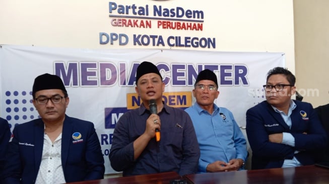 Isro Miraj Unjuk Gigi di Pendaftaran Bakal Calon Wali Kota Cilegon dari NasDem, Ratusan Pendukung Ikut Mengantar