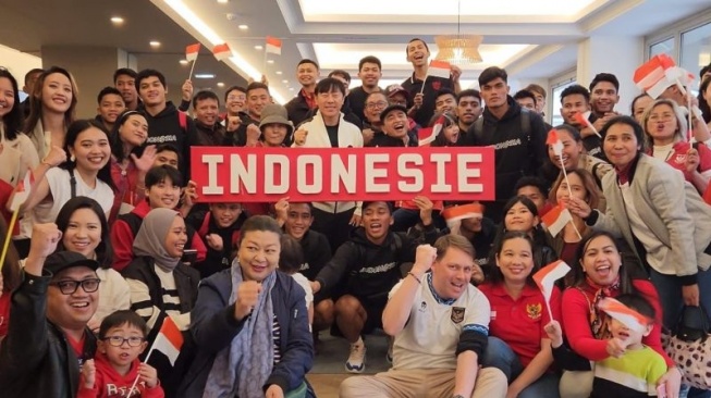 Rombongan Timnas Indonesia U-23 berfoto bersama staf Kedutaan Besar Republik Indonesia (KBRI) untuk Prancis di Bandara Charles de Gaulle, Paris, Senin (6/5/2024). [ANTARA/HO/KBRI PARIS]