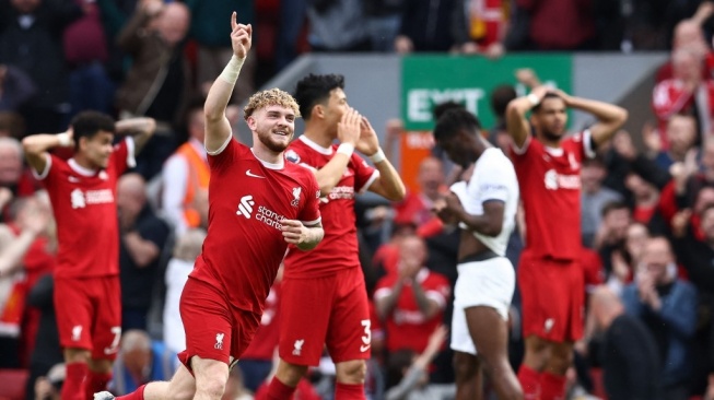 Gelandang Liverpool asal Inggris, Harvey Elliott melakukan selebrasi setelah mencetak gol keempat timnya selama pertandingan pekan ke-36 Liga Inggris antara Liverpool vs Tottenham Hotspur di Anfield di Liverpool, barat laut Inggris pada 5 Mei 2024.Darren Staples/AFP.