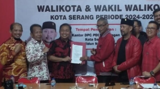 Kenakan Batik Merah, Subadri Ushuludin Kembalikan Formulir Penjaringan Bakal Wali Kota Serang ke PDI Perjuangan