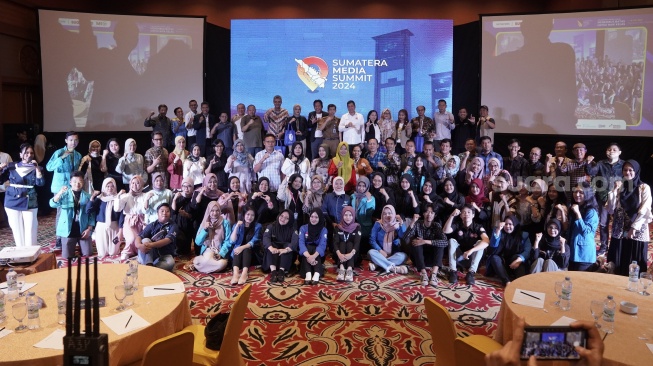 Peserta berfoto bersama di Acara Sumatera Media Summit (SMS) 2024 yang digelar Suara.com berlangsung di Hotel Aryaduta Palembang, Sumatera Selatan (Sumsel), Senin (6/5/2024). [Foto dok. Suara.com]