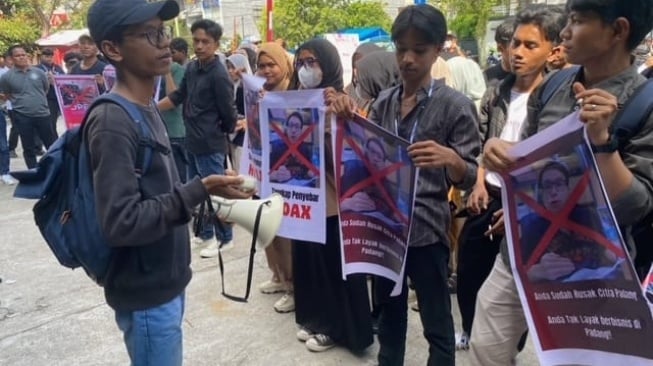 Mahasiswa Demo Klinik Athena di Padang, Buntut Kasus Rekayasa Pencurian