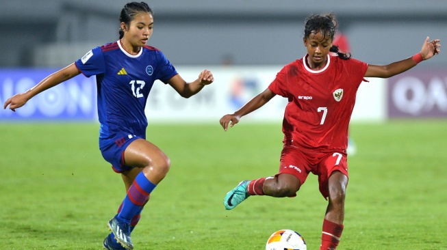 Pesepak bola Timnas Indonesia Putri U-17 Allya Putri (kanan) berebut bola dengan pesepak bola Timnas Filipina Putri U-17 Tea Pidding (kiri) saat pertandingan Grup A Piala Asia Putri U-17 2024 di Stadion Kapten I Wayan Dipta Gianyar, Bali, Senin (6/5/2024). Timnas Indonesia Putri U-17 kalah lawan Timnas Filipina Putri U-17 dengan skor 1-6. ANTARA FOTO/Fikri Yusuf/aww.