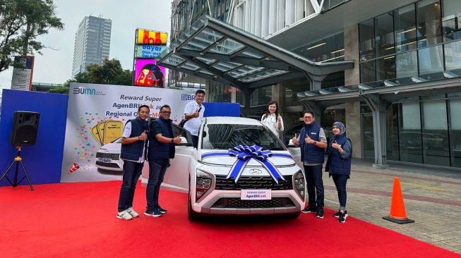 BRI Apresiasi Pemenang Program Super AgenBRILink dengan Menyerahkan Mobil dan Logam Mulia