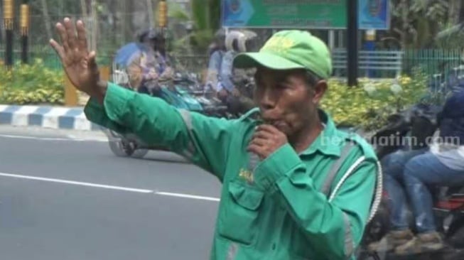 Tukang Parkir Naik Haji Bersama Istri: Cerita Salamun Nabung di Kotak Ajaib Sejak 2005 [Beritajatim.com]