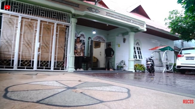 Rumah Orangtua Teuku Ryan di Aceh (Youtube/Ricis Official)