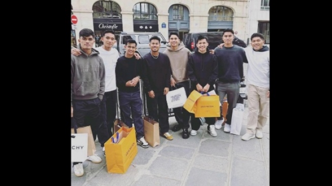 Pratama Arhan dan pemain Timnas Indonesia belanja di Paris. (TikTok)