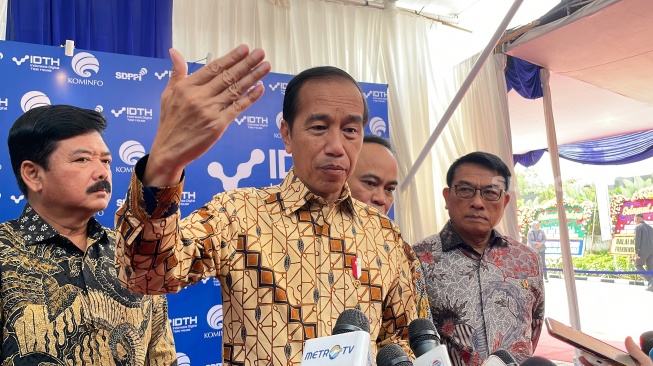  Presiden Joko Widodo atau Jokowi di Balai Besar Pengujian Perangkat Telekomunikasi, Depok, Jawa Barat, Selasa (7/5/2024). (Suara.com/Novian)
