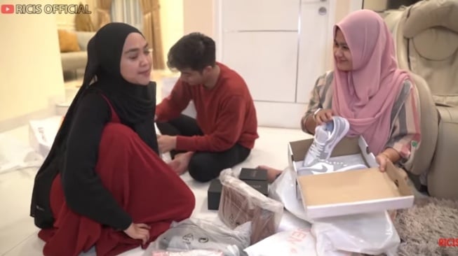 Hadiah sepatu Ria Ricis untuk Puput adik Teuku Ryan. (YouTube/Ricis Official)