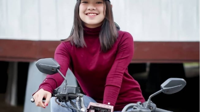 Potret Cantik Chetryn Peto, Kakak Betrand Peto yang Hobi Motoran