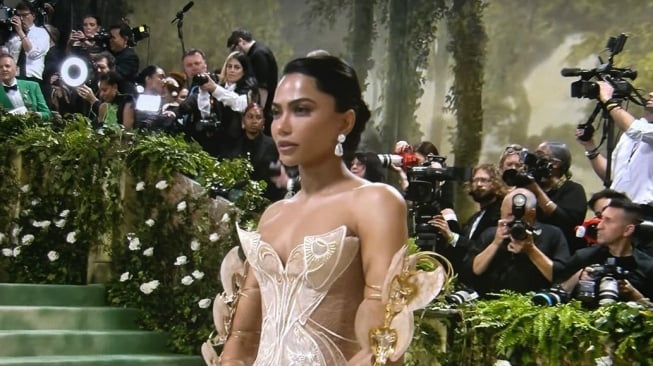 Siapa Mona Patel? Sukses Curi Perhatian di Met Gala 2024 dengan Dress Kupu-Kupu