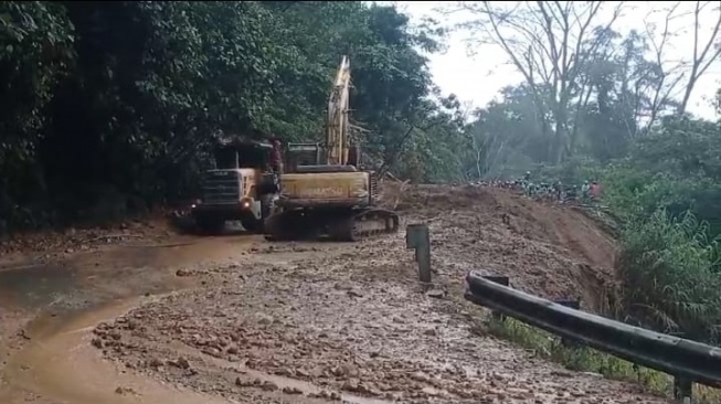 Sempat Longsor, Jalan Padang-Solok Sudah Bisa Dilalui Pengendara