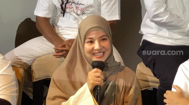 Natasha Rizky dalam sesi jumpa pers film Keajaiban Air Mata Wanita di Plaza Indonesia XXI, Jakarta, Selasa (7/5/2024) [Suara.com/Adiyoga Priyambodo]