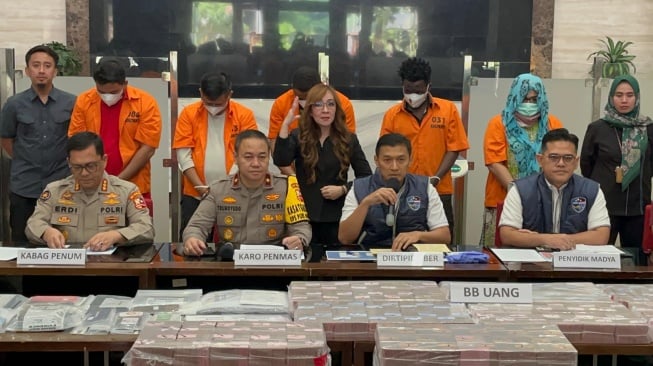 Dittipidsiber Bareskrim Polri menangkap lima tersangka kasus penipuan perusahaan asal Singapura Kingsford Huray Development Ltd yang rugi hingga Rp32 miliar. Kasus ini dirilis Mabes Polri di Jakarta, Selasa (7/5/2024). [Suara.com/Yasir]