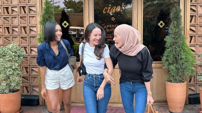 Potret Olla Ramlan bersama teman-teman. (Instagram)