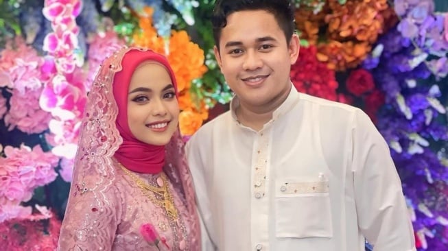 Putri Isnari alias Putri DA dan suami, Abdul Azis. (Instagram/da4_putri03)