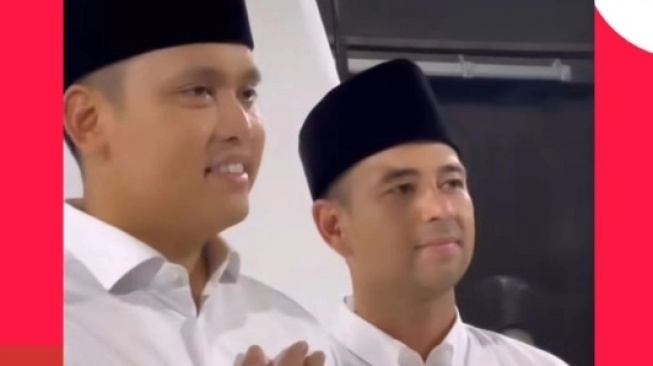 Sesi foto Bupati Kendal Dico Ganinduto dan Raffi Ahmad. [lambeturah/Instagram]