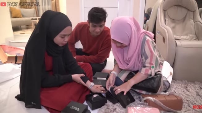 Hadiah jam tangan Ria Ricis untuk Puput adik Teuku Ryan. (YouTube/Ricis Official)