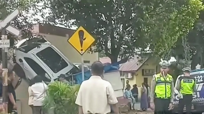 Penampakan mobil Porsche yang menabrak tembok Kantor Samapta Polrestabes Medan, Rabu (8/5/2024). [Ist]