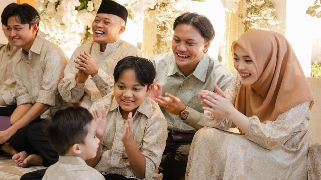 Acara pengajian jelang nikah Rizky Febian dan Mahalini Raharja (Instagram/@axioo)