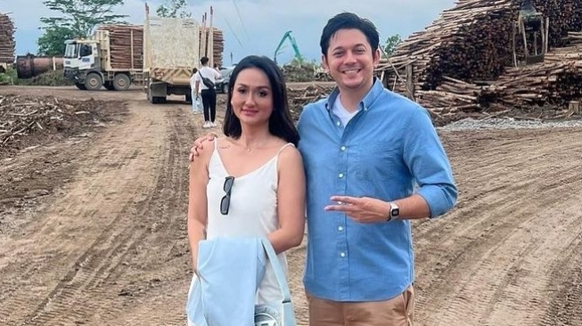 Potret Mesra Andrew Andika dan Istri (Instagram/@tengkudewiputri_tdp)