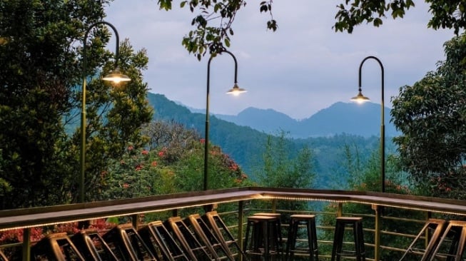 Cafe D'Pakar, Tempat Nongkrong dengan View Perbukitan Hijau di Dago Bandung