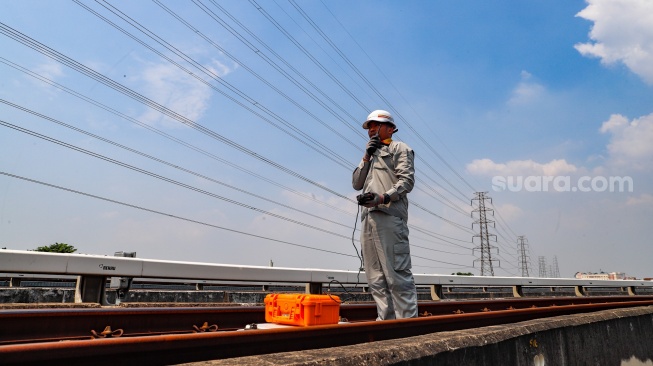 Pekerja melakukan pengecekan jalur Light Rail Transit (LRT) Jakarta di Depo LRT Jakarta Pegangsaan Dua, Jakarta, Rabu (8/5/2024). [Suara.com/Alfian Winanto]