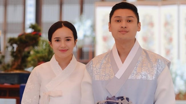 Beby Tsabina dan Rizki Natakusumah saat menghadiri acara anniversary pernikahan kakak Rizki di Korea Selatan. [Instagram]