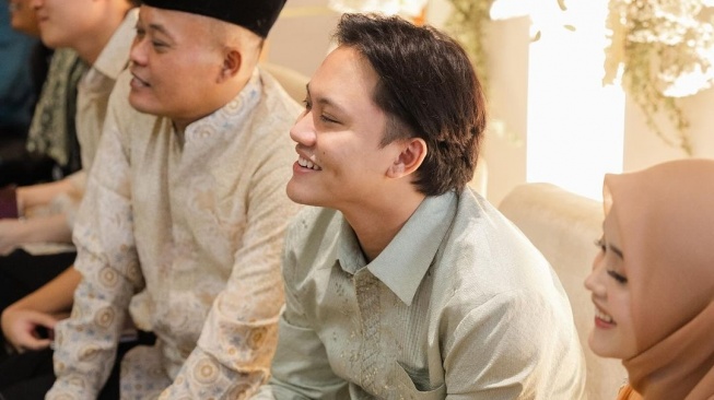 Acara pengajian jelang nikah Rizky Febian dan Mahalini Raharja (Instagram/@axioo)