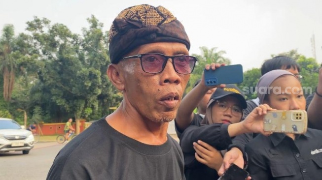 Denny Uwaw, paman Rizky Febian menyampaikan kalau Mahalini sudah menjadi mualaf. Denny ditemui di acara pengajian di kediaman Sule di kawasan Tambun, Bekasi, Jawa Barat, Rabu (8/5/2024). [Tiara Rosana/Suara.com]