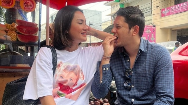 Potret Mesra Andrew Andika dan Istri (Instagram/@tengkudewiputri_tdp)