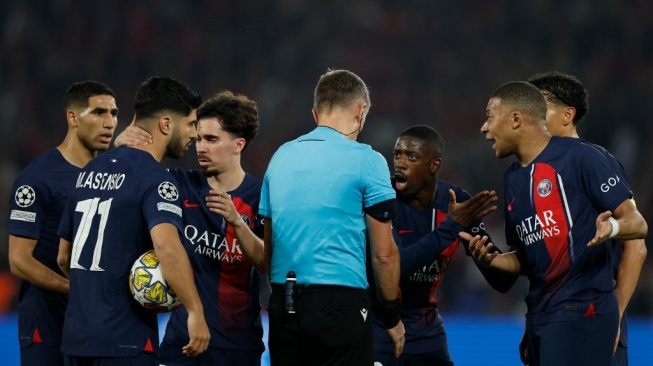 Penyerang Prancis Paris Saint-Germain(PSG) Ousmane Dembele (ketiga dari kanan) dan penyerang Kylian Mbappe (kanan) berdebat dengan wasit Italia Daniele Orsato selama pertandingan sepak bola leg kedua semifinal Liga Champions UEFA antara Paris Saint-Germain (PSG) dan Borussia Dortmund, di stadion Parc des Princes di Paris pada 7 Mei 2024.ANDERSEN Aneh / AFP